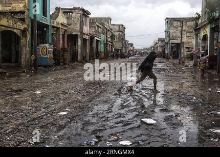 (161006) -- PORT-au-PRINCE, 6 octobre 2016 -- image fournie par le Fonds des Nations Unies pour l'enfance (UNICEF) montre une personne marchant dans une rue après l'arrivée de l'ouragan Matthew, à Port-au-Prince, capitale d'Haïti, le 4 octobre 2016. L'ouragan Matthew a fait au moins 108 morts en Haïti, selon le ministère de l'intérieur jeudi. UNICEF) (da) (ce) CRÉDIT OBLIGATOIRE AUCUNE VENTE-AUCUNE ARCHIVE USAGE ÉDITORIAL ONLY HAITI-PORT au PRINCE-ENVIRONMENT-HURRICANE-MATTHEW e UNICEF PUBLICATIONxNOTxINxCHN Port au Prince OCT 6 2016 image fournie par le Fonds des Nations Unies pour l'enfance l'UNICEF montre un Perso Banque D'Images