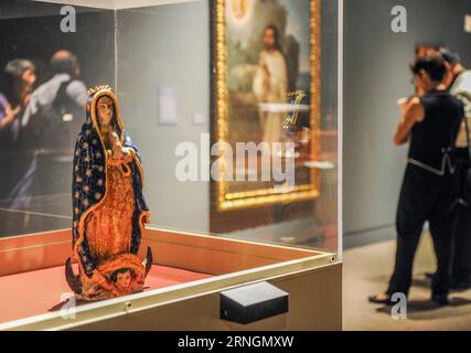 (161006) -- CALIFORNIE, 6 octobre 2016 -- les visiteurs regardent l'exposition la Vierge de Guadalupe : Images au Mexique colonial lors de l'avant-première médiatique au Bowers Museum, Californie, États-Unis, le 6 octobre 2016. L'exposition la Vierge de Guadalupe : Images in Colonial Mexico sera ouverte au public le 8 octobre au Bowers Museum en Californie du Sud. L'exposition est assemblée à partir de 15 musées différents, centres culturels et églises au Mexique, présentant plus de 60 œuvres d'art, y compris des peintures, sculptures, gravures, argent, textiles, et autres objets de dévotion pendant la période coloniale o Banque D'Images