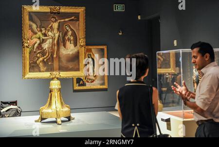 (161006) -- CALIFORNIE, 6 octobre 2016 -- les visiteurs regardent l'exposition la Vierge de Guadalupe : Images au Mexique colonial lors de l'avant-première médiatique au Bowers Museum, Californie, États-Unis, le 6 octobre 2016. L'exposition la Vierge de Guadalupe : Images in Colonial Mexico sera ouverte au public le 8 octobre au Bowers Museum en Californie du Sud. L'exposition est assemblée à partir de 15 musées différents, centres culturels et églises au Mexique, présentant plus de 60 œuvres d'art, y compris des peintures, sculptures, gravures, argent, textiles, et autres objets de dévotion pendant la période coloniale o Banque D'Images