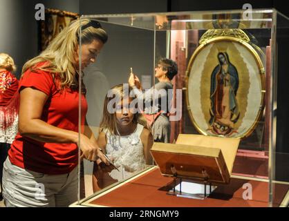 (161006) -- CALIFORNIE, 6 octobre 2016 -- les visiteurs regardent l'exposition la Vierge de Guadalupe : Images au Mexique colonial lors de l'avant-première médiatique au Bowers Museum, Californie, États-Unis, le 6 octobre 2016. L'exposition la Vierge de Guadalupe : Images in Colonial Mexico sera ouverte au public le 8 octobre au Bowers Museum en Californie du Sud. L'exposition est assemblée à partir de 15 musées différents, centres culturels et églises au Mexique, présentant plus de 60 œuvres d'art, y compris des peintures, sculptures, gravures, argent, textiles, et autres objets de dévotion pendant la période coloniale o Banque D'Images