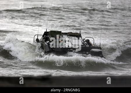 US Manöver auf den Philippinen (161007) -- ZAMBALES, 7 octobre 2016 -- des Marines américains à bord d'un véhicule d'assaut amphibie participent à l'exercice d'assaut mécanisé dans le cadre de l'exercice d'atterrissage amphibie 2016 (PHIBLEX) dans la province de Zambales, aux Philippines, le 7 octobre 2016.) (Zjy) PHILIPPINES-ZAMBALES-U.S.-PHIBLEX-DRILL RouellexUmali PUBLICATIONxNOTxINxCHN manœuvres américaines sur les Philippines Zambales OCT 7 2016 U S Marines À bord d'un véhicule d'assaut amphibie participent à l'exercice d'assaut mécanisé dans le cadre de l'EXERCICE D'atterrissage amphibie PHIBLEX 2016 dans la province de Zambales The Philip Banque D'Images