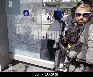 Bilder des Tages Anschlag à Jérusalem (161009) -- JÉRUSALEM, 9 octobre 2016 -- le site d'une fusillade a été vu à la station de métro léger Ammunition Hill à Jérusalem, le 9 octobre 2016. Deux Israéliens ont été tués et cinq autres blessés dans une fusillade dimanche à Jérusalem-est, a rapporté la radio israélienne, ajoutant que le tireur est un palestinien et qu’il a été tué à la fin de l’attaque. Le tireur a ouvert le feu près d ' un poste de police situé à côté de la station de métro léger Ammunition Hill à Jérusalem. ) (djj) MIDEAST-JERUSALEM-ATTACK-SHOOTING MuammarxAwad PUBLICATIONxNOTxINxCHN Images le jour Arrêt à Jérus Banque D'Images