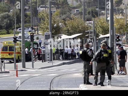 Bilder des Tages Anschlag à Jérusalem (161009) -- JÉRUSALEM, 9 octobre 2016 -- le site d'une fusillade a été vu à la station de métro léger Ammunition Hill à Jérusalem, le 9 octobre 2016. Deux Israéliens ont été tués et cinq autres blessés dans une fusillade dimanche à Jérusalem-est, a rapporté la radio israélienne, ajoutant que le tireur est un palestinien et qu’il a été tué à la fin de l’attaque. Le tireur a ouvert le feu près d ' un poste de police situé à côté de la station de métro léger Ammunition Hill à Jérusalem. ) (djj) MIDEAST-JERUSALEM-ATTACK-SHOOTING MuammarxAwad PUBLICATIONxNOTxINxCHN Images le jour Arrêt à Jérus Banque D'Images