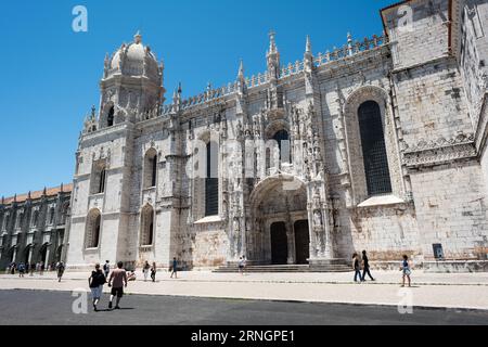 Façade du monastère de Jeronimos Belem Portugal // BELEM, Portugal — la façade élaborée du Mosteiro dos Jeronimos (monastère de Jeronimos) présente le style architectural manuélin distinctif, une variante portugaise du design gothique tardif. Construit au début du XVIe siècle sous le règne du roi Manuel Ier, le monastère est l'un des monuments les plus importants du Portugal et a été désigné site du patrimoine mondial de l'UNESCO en 1983. La structure présente des sculptures de calcaire complexes, des motifs maritimes et des portails ornés qui reflètent l'âge de la découverte du Portugal. Le monastère de Jeronimos a été construit en utilisant w Banque D'Images
