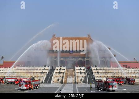 (161010) -- BEIJING, 10 octobre 2016 -- des gens participent à un exercice d'incendie organisé au Musée du Palais, également connu sous le nom de Cité interdite, à Beijing, capitale de la Chine, le 10 octobre 2016. Environ 500 personnes du musée du palais et du service de lutte contre les incendies ont participé à l'exercice d'incendie, qui vise à améliorer les capacités d'intervention d'urgence. )(wsw) CHINA-BEIJING-FORBIDDEN CITY-FIRE DRILL (CN) JinxLiangkuai PUBLICATIONxNOTxINxCHN Beijing OCT 10 2016 célébrités participent à un Fire Drill Hero dans le Musée du Palais connu sous le nom de Cité interdite à Beijing capitale de la Chine OCT 10 2016 environ 500 Celeb Banque D'Images