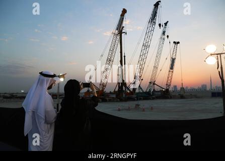 (161010) -- DUBAÏ, le 10 octobre 2016 -- des invités prennent des photos du chantier du projet d'un milliard de dollars américains, la Tour au port de Dubai Creek, à Dubaï, Émirats arabes Unis, le 10 octobre 2016. Le vice-président des Émirats arabes Unis (eau), Premier ministre et souverain de Dubaï, Sheikh Mohammed Bin Rashid Al-Maktoum, a inauguré lundi la construction de la Tour dans le port de Dubai Creek. La tour, une fois achevée d ici 2020, deviendra le plus haut bâtiment du monde, en haut du Burj Khalifa de 828 mètres de haut, également situé à Dubaï. La tour a été conçue par l'architecte hispano-suisse San Banque D'Images