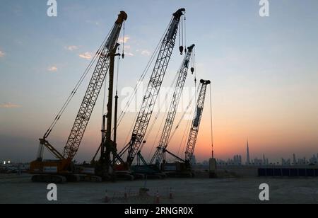 (161010) -- DUBAÏ, 10 octobre 2016 -- la photo prise le 10 octobre 2016 montre le chantier de construction du projet d'un milliard de dollars américains, la Tour au port de Dubai Creek, à Dubaï, aux Émirats arabes Unis. Le vice-président des Émirats arabes Unis (eau), Premier ministre et souverain de Dubaï, Sheikh Mohammed Bin Rashid Al-Maktoum, a inauguré lundi la construction de la Tour dans le port de Dubai Creek. La tour, une fois achevée d ici 2020, deviendra le plus haut bâtiment du monde, en haut du Burj Khalifa de 828 mètres de haut, également situé à Dubaï. La tour a été conçue par l'architecte hispano-suisse Santi Banque D'Images