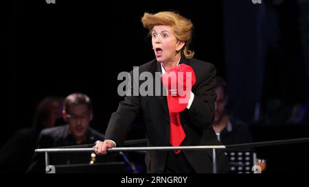 Ostrava, République tchèque. 01 septembre 2023. Frensch Soprano Donatienne Michel-Dansac interprète le président Donald Trump dans 'Playing Trump', un monodrame du compositeur autrichien Bernhard Lang, dans le cadre du festival Ostrava Days Music of Today à Ostrava, en République tchèque, le 1 septembre 2023. Crédit : Petr Sznapka/CTK photo/Alamy Live News Banque D'Images