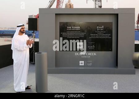 (161010) -- DUBAÏ, 10 octobre 2016 -- le vice-président des Émirats arabes Unis (eau), Premier ministre et dirigeant de Dubaï, Sheikh Mohammed Bin Rashid Al-Maktoum, ouvre la voie à la construction du projet d'un milliard de dollars américains, la Tour au port de Dubai Creek , à Dubaï, Émirats arabes Unis, le 10 octobre 2016. La tour, une fois achevée d ici 2020, deviendra le plus haut bâtiment du monde, en haut du Burj Khalifa de 828 mètres de haut, également situé à Dubaï. La tour a été conçue par l'architecte hispano-suisse Santiago Calatrava, et elle sera développée par Dubai s Emaar Properties, le plus grand Real es Banque D'Images