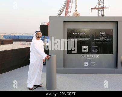 (161010) -- DUBAÏ, 10 octobre 2016 -- le vice-président des Émirats arabes Unis (eau), Premier ministre et dirigeant de Dubaï, Sheikh Mohammed Bin Rashid Al-Maktoum, ouvre la voie à la construction du projet d'un milliard de dollars américains, la Tour au port de Dubai Creek , à Dubaï, Émirats arabes Unis, le 10 octobre 2016. La tour, une fois achevée d ici 2020, deviendra le plus haut bâtiment du monde, en haut du Burj Khalifa de 828 mètres de haut, également situé à Dubaï. La tour a été conçue par l'architecte hispano-suisse Santiago Calatrava, et elle sera développée par Dubai s Emaar Properties, le plus grand Real es Banque D'Images