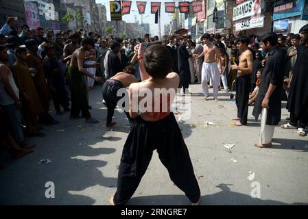 Muharram Trauerzeremonie à Islamabad im Gedenken an Hussein ibn Ali (161011) -- PESHAWAR, 11 octobre 2016 -- les musulmans chiites pakistanais se flagellent lors d'une procession le 9e jour de Muharram dans le nord-ouest du Pakistan Peshawar, le 11 octobre 2016. Le mois islamique de Mouharram marque le martyre de l Imam Hussein, petit-fils du Prophète Mohammad, tué dans une bataille à Karbala dans l Irak actuel au 7e siècle. (cyc) PAKISTAN-PESHAWAR-MUHARRAM UmarxQayyum PUBLICATIONxNOTxINxCHN MUHARRAM cérémonie de deuil à Islamabad en souvenir de Hussein Ibn Ali Peshawar OCT 11 2016 Pakistanais Banque D'Images