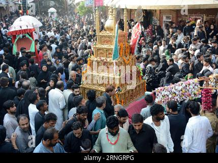 Muharram Trauerzeremonie in Islamabad im Gedenken an Hussein ibn Ali (161011) -- LAHORE, Oct. 11, 2016 -- Pakistani Shiite Muslims attend a procession on the 9th day of Muharram in eastern Pakistan s Lahore, Oct. 11, 2016. The Islamic month of Muharram marks the martyrdom of Prophet Mohammad s grandson Imam Hussein who was killed in a battle in Karbala in present-day Iraq in the 7th century.) PAKISTAN-LAHORE-MUHARRAM-PROCESSION Sajjad PUBLICATIONxNOTxINxCHN   Muharram Mourning ceremony in Islamabad in Remembrance to Hussein Ibn Ali  Lahore OCT 11 2016 Pakistani Shiite Muslims attend a Processi Stock Photo