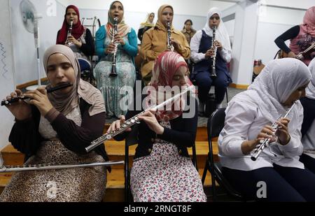 Al-Nour Wal Amal Chamber Orchestra für sehbehinderte Frauen in Kairo -- des femmes égyptiennes aveugles de l'Orchestre de chambre Al-Nour Wal Amal jouent de leurs instruments lors d'une répétition au Caire, capitale de l'Égypte, le 11 octobre 2016. Composé de 80 femmes malvoyantes, Al-Nour Wal Amal (lumière et espoir) Chamber Orchestra représente Al-Nour Wal Amal Association fondée en 1954, la première association au Moyen-Orient visant à prendre soin, éducation et formation professionnelle des filles et des femmes aveugles. Au cours des dernières décennies, l'orchestre a travaillé sur le développement des talents des filles malvoyantes By Banque D'Images