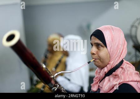 Al-Nour Wal Amal Chamber Orchestra für sehbehinderte Frauen à Kairo -- Une égyptienne aveugle de l'Orchestre de chambre Al-Nour Wal Amal joue de son instrument lors d'une répétition au Caire, capitale de l'Égypte, le 11 octobre 2016. Composé de 80 femmes malvoyantes, Al-Nour Wal Amal (lumière et espoir) Chamber Orchestra représente Al-Nour Wal Amal Association fondée en 1954, la première association au Moyen-Orient visant à prendre soin, éducation et formation professionnelle des filles et des femmes aveugles. Au cours des dernières décennies, l'orchestre a travaillé sur le développement des talents des filles malvoyantes By Banque D'Images