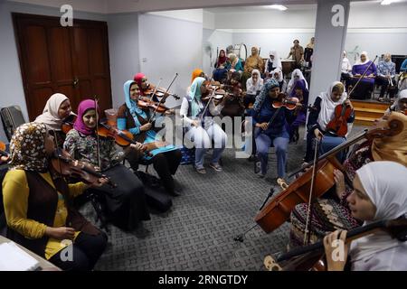 Al-Nour Wal Amal Chamber Orchestra für sehbehinderte Frauen in Kairo -- des femmes égyptiennes aveugles de l'Orchestre de chambre Al-Nour Wal Amal jouent de leurs instruments lors d'une répétition au Caire, capitale de l'Égypte, le 11 octobre 2016. Composé de 80 femmes malvoyantes, Al-Nour Wal Amal (lumière et espoir) Chamber Orchestra représente Al-Nour Wal Amal Association fondée en 1954, la première association au Moyen-Orient visant à prendre soin, éducation et formation professionnelle des filles et des femmes aveugles. Au cours des dernières décennies, l'orchestre a travaillé sur le développement des talents des filles malvoyantes By Banque D'Images