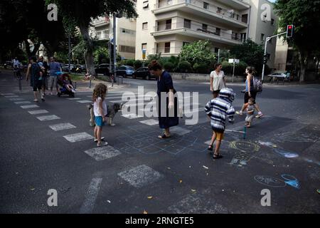 Jom Kippour en Israël (161012) -- TEL AVIV, 12 octobre 2016 -- des Israéliens jouent dans la rue vide pendant le jour des Expiations, ou Yom Kippour, à tel Aviv, Israël, le 12 octobre 2016. ) ISRAEL-TEL AVIV-YOM KIPPOUR DanielxBarxOn-JINI PUBLICATIONxNOTxINxCHN Yom KIPPOUR en Israël 161012 tel Aviv OCT 12 2016 Israéliens jouent dans la rue vide pendant le jour des Expiations ou Yom KIPPOUR à tel Aviv Israel OCT 12 2016 Israel tel Aviv Yom KIPPUR Jini PUBLICATIONxNOTxINXCHN Banque D'Images