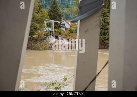 Vue du pont de corde effondré près de Medno à Ljubljana, après de fortes inondations qui ont frappé la slovénie à l'été 2023. Pont détruit au-dessus de la rivière Sava CLO Banque D'Images