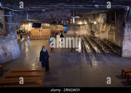 ASSIUT, le 11 octobre 2016 -- la photo prise le 11 octobre 2016 montre l'église de la grotte à l'intérieur du couvent de la Vierge Marie, qui serait le dernier arrêt de la Sainte famille en haute-Égypte, dans la ville de Dronka d'Assiut, en Égypte. Le monastère de la Vierge Marie à Al-Muharraq et le couvent de la Vierge Marie sur la montagne de la province d'Assiout dans le sud de l'Egypte se tiennent comme témoins oculaires historiques du voyage de fuite de la Sainte famille de Jésus-Christ, sa mère Vierge Marie et Saint Joseph en haute-Égypte il y a plus de 2 000 ans. ) Pour correspondre à la caractéristique de l'article : Vierge Marie s couvent, monastère à Assiut témoins oculaires de Sainte Fam Banque D'Images