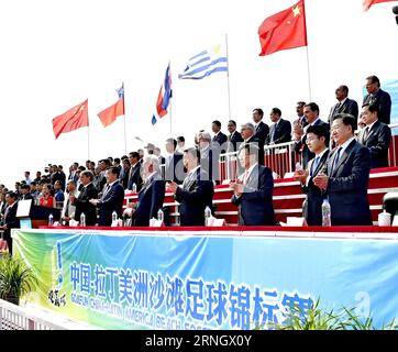 (161014) -- TANGSHAN, le 14 octobre 2016 -- le vice-président chinois Li Yuanchao et le président de l'Uruguay Tabare Vazquez, qui participent au 10e sommet d'affaires Chine-Amérique latine et Caraïbes (lac), assistent au championnat de soccer de plage Chine-Amérique latine à Tangshan, dans la province du Hebei, le nord de la Chine, le 14 octobre 2016.) (Zyd) CHINA-HEBEI-TANGSHAN-LI YUANCHAO-SOCCER GAME (CN) YangxShiyao PUBLICATIONxNOTxINxCHN 161014 Tang Shan OCT 14 2016 le vice-président chinois a quitté Yuan Chao et le président de l'Uruguay Tabare Vazquez qui assiste au 10e Sommet des affaires Chine Amérique latine et Caraïbes Lac Watch the China Banque D'Images