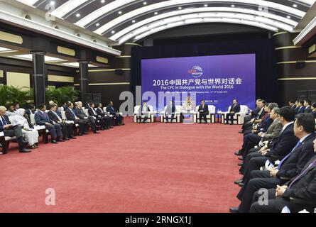 (161014) -- CHONGQING, 14 octobre 2016 -- Liu Yunshan, membre du Comité permanent du Bureau politique du Comité central du Parti communiste chinois (PCC), rencontre des délégués étrangers participant au PCC en dialogue avec la conférence World 2016 avant la cérémonie d'ouverture à Chongqing, dans le sud-ouest de la Chine, le 14 octobre 2016. (Zyd) CHINE-CHONGQING-LIU YUNSHAN-CPC EN DIALOGUE AVEC LE MONDE (CN) GaoxJie PUBLICATIONxNOTxINxCHN 161014 Chongqing OCT 14 2016 Liu Yunshan membre du Comité Thing du Bureau politique du Comité central du Parti communiste chinois du PCC rencontre Banque D'Images