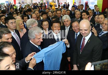 (161014) -- TANGSHAN, 14 octobre 2016 -- le vice-président chinois Li Yuanchao se voit remettre un maillot de l'équipe nationale uruguayenne de football par le président de l'Uruguay Tabare Vazquez, qui assiste au 10e Sommet des affaires Chine-Amérique latine et Caraïbes (lac), lors d'une exposition sur la coopération Chine-Amérique latine à Tangshan, dans la province du Hebei, dans le nord de la Chine, le 14 octobre 2016. ) (Zyd) CHINA-HEBEI-TANGSHAN-LI YUANCHAO-URUGUAY-EXHIBITION (CN) YangxShiyao PUBLICATIONxNOTxINxCHN 161014 Tang Shan OCT 14 2016 le vice-président chinois à gauche Yuan Chao SE VOIT offrir un maillot de l'équipe nationale de football de l'Uruguay par le président de Tabare va Banque D'Images