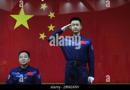 (161016) -- JIUQUAN, 16 octobre 2016 -- les astronautes chinois Jing Haipeng (L) et Chen Dong rencontrent les médias lors d'une conférence de presse au centre de lancement de satellites Jiuquan, dans le nord-ouest de la Chine, le 16 octobre 2016. Les deux astronautes masculins effectueront la mission Shenzhou-11. Le vaisseau spatial habité Shenzhou-11 sera lancé à 7:30 heures le 17 octobre 2016, heure de Beijing (2330 GMT octobre 16). (wsw) (SHENZHOU-11)CHINA-SHENZHOU-11-ASTRONAUTES (CN) LixGang PUBLICATIONxNOTxINxCHN Jiuquan OCT 16 2016 les astronautes chinois Jing Haipeng l et Chen Dong rencontrent les médias LORS d'une conférence de presse AU lancement du satellite Jiuquan C. Banque D'Images