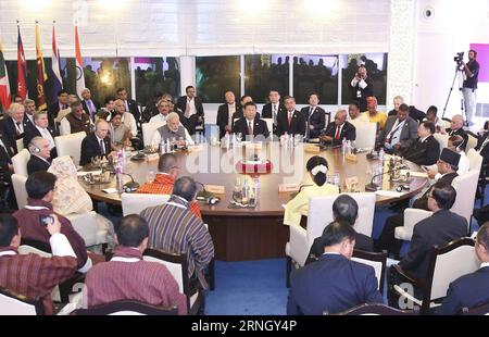 (161016) -- Goa, 16 octobre 2016 -- Président chinois Xi Jinping, Premier ministre indien Narendra Modi, Président sud-africain Jacob Zuma, Président brésilien Michel Temer, Président russe Vladimir Poutine, Président sri-lankais Maithripala Sirisena, Premier ministre bangladais Sheikh Hasina, Premier ministre bhoutanais Tshering Tobgay, Premier ministre népalais Pushpa Kamal Dahal, Aung San Suu Kyi, conseillère d Etat du Myanmar, et représentant de la Thaïlande participent à un dialogue entre les BRICS (Brésil, Russie, Inde, Chine et Afrique du Sud) et BIMSTEC (Initiative de la baie du Bengale pour des activités techniques multisectorielles) Banque D'Images