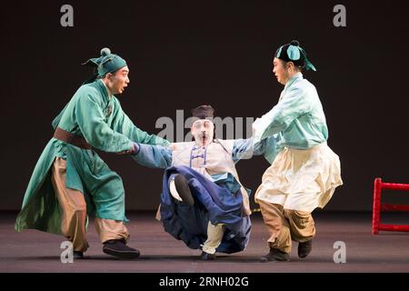 GUANAJUATO, le 17 octobre 2016 -- des acteurs de l'Opéra de Pékin jouent pendant la pièce Don Quichotte, errant Knigh à Guanajuato, Mexique, le 17 octobre 2016. Des artistes de l'Opéra de Pékin de la province chinoise du Guizhou présentent une pièce basée sur l'œuvre la plus célèbre de l'écrivain espagnol Miguel de Cervantes Saavedra lundi lors du 44e Festival international de Cervantino.Leopoldo Smith Murill) (dtf) MEXICO-GUANAJUATO-CHINA-CULTURE-EVENT LEOPOLDOXSMITHxMURILLO PUBLICATIONxNOTxINxCHN Guanajuato OCT 17 2016 les acteurs de l'Opéra de Pékin jouent pendant la pièce Don Quichotte errant Knigh à Guanajuato Mexique LE 17 2016 octobre Beijing Op Banque D'Images