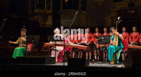 (161019) -- SYDNEY, 19 octobre 2016 -- une photo prise le 19 octobre 2016 montre une performance lors du spectacle musical spectaculaire Sydney Chinese Language 2016 à Sydney, en Australie. Plus de 1 100 élèves australiens ont montré leur talent artistique et leurs compétences linguistiques en chinois au Sydney Chinese Language Spectacular 2016 Music extravaganza mercredi soir.) (lrz) AUSTRALIE-SYDNEY-CHINESE LANGUAGE SPECTACULAR 2016 MUSIC EXTRAVAGANZA ZhuxHongye PUBLICATIONxNOTxINxCHN Sydney OCT 19 2016 photo prise LE 19 2016 OCT montre une performance pendant le Sydney Chinese Language Spectacular 201 Banque D'Images