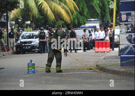 (161020) -- TANGERANG, le 20 octobre 2016 -- un membre de la brigade anti-bombe indonésienne portant une tenue de protection inspecte les lieux d'une attaque à Tangerang, province de Banten, Indonésie, le 20 octobre 2016. Jeudi, un homme a attaqué la police dans la ville de Tangerang, province de Banten, blessant 5 policiers, dont un officier supérieur. )(zcc) INDONESIA-TANGERANG-ATTAQUE CONTRE LA POLICE Zulkarnain PUBLICATIONxNOTxINxCHN Tangerang OCT 20 2016 un membre de l'escouade indonésienne portant une tenue de protection inspecte la scène de l'attaque dans la province de Tangerang Banten Indonésie OCT 20 2016 un homme a attaqué la police dans le Banque D'Images