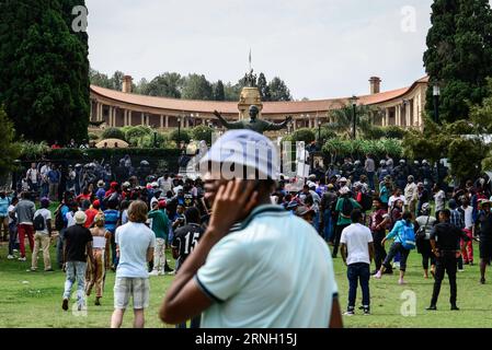 Bilder des Tages Südafrika : Studentenprotestant à Pretoria (161020) -- PRETORIA, 20 octobre 2016 -- des étudiants protestants se rassemblent devant les bâtiments de l'Union, le siège officiel du gouvernement sud-africain, à Pretoria, le 20 octobre 2016. La dernière vague de manifestations étudiantes se poursuit depuis des semaines depuis que les universités ont reçu le feu vert du gouvernement le mois dernier pour augmenter les frais de scolarité, à condition qu'il ne dépasse pas huit pour cent. les étudiants exigent une augmentation de frais de zéro pour cent et pressent le Congrès national africain au pouvoir de tenir sa promesse de fournir une éducation gratuite Banque D'Images