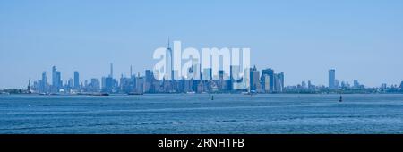 Paysage urbain de Manhattan, le plus densément peuplé et géographiquement le plus petit des cinq arrondissements de la ville de New York depuis le port de New York Banque D'Images