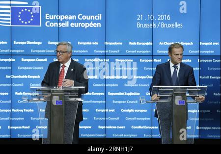 Themen der Woche Bilder des Tages eu-Gipfel in Brüssel (161021) -- BRUXELLES, le 21 octobre 2016 -- le président de la Commission européenne Jean-Claude Juncker (à gauche) et le président du Conseil européen Donald Tusk assistent à une conférence de presse après la deuxième journée de réunion du sommet de l'UE à Bruxelles, Belgique, le 21 octobre 2016. ) (djj) BELGIQUE-BRUXELLES-UE-SOMMET-CONFÉRENCE DE PRESSE YexPingfan PUBLICATIONxNOTxINxCHN Thèmes de la semaine Images la Journée Sommet de l'UE à Bruxelles OCT 21 2016 le président de la Commission européenne Jean Claude Juncker et le président du Conseil européen Donald Tusk assistent à une conférence de presse après le deuxième D. Banque D'Images