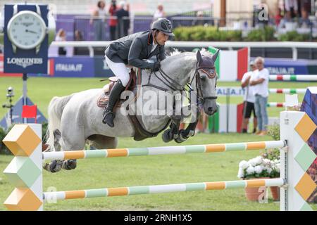 Mailand, Italie. 31 août 2023. Sport équestre : Championnat d'Europe, saut d'obstacles, 2e compétition, 1e tour coupe des nations (individuel et par équipe). Le sauteur espagnol Sergio Alvarez Moya monte sur le Puma HS. Crédit : Friso Gentsch/dpa/Alamy Live News Banque D'Images