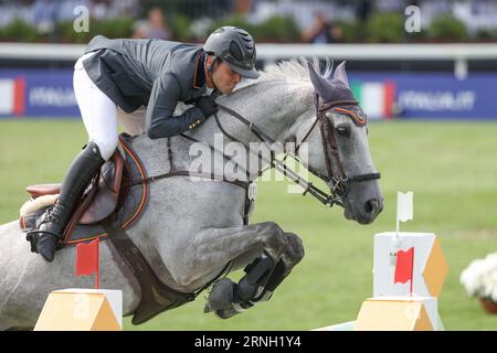 Mailand, Italie. 31 août 2023. Sport équestre : Championnat d'Europe, saut d'obstacles, 2e compétition, 1e tour coupe des nations (individuel et par équipe). Le sauteur espagnol Sergio Alvarez Moya monte sur le Puma HS. Crédit : Friso Gentsch/dpa/Alamy Live News Banque D'Images