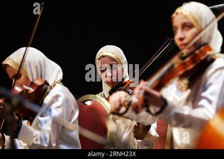 (161022) -- LE CAIRE, 22 octobre 2016 -- des musiciennes de l'Orchestre de chambre Al-Nour Wal Amal (lumière et espoir) se produisent à l'Opéra du Caire, en Égypte, le 21 octobre 2016. L Orchestre de chambre Al-Nour Wal Amal (lumière et espoir), composé de quelque 40 musiciennes malvoyantes et complètement aveugles, a joué vendredi dans la maison de musique la plus élite d Egypte. ) ÉGYPTE-CAIRE-AVEUGLES FEMMES-CHAMBRE ORCHESTRA-PERFORMANCE AhmedxGomaa PUBLICATIONxNOTxINxCHN le Caire OCT 22 2016 des musiciennes de l'Orchestre de Chambre Al Nour Wal Amal lumière et espoir se produisent À l'Opéra du Caire Egypte SUR OCT Banque D'Images