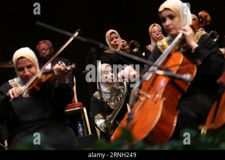 (161022) -- LE CAIRE, 22 octobre 2016 -- des musiciennes de l'Orchestre de chambre Al-Nour Wal Amal (lumière et espoir) se produisent à l'Opéra du Caire, en Égypte, le 21 octobre 2016. L Orchestre de chambre Al-Nour Wal Amal (lumière et espoir), composé de quelque 40 musiciennes malvoyantes et complètement aveugles, a joué vendredi dans la maison de musique la plus élite d Egypte. ) ÉGYPTE-CAIRE-AVEUGLES FEMMES-CHAMBRE ORCHESTRA-PERFORMANCE AhmedxGomaa PUBLICATIONxNOTxINxCHN le Caire OCT 22 2016 des musiciennes de l'Orchestre de Chambre Al Nour Wal Amal lumière et espoir se produisent À l'Opéra du Caire Egypte SUR OCT Banque D'Images