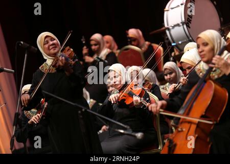 (161022) -- LE CAIRE, 22 octobre 2016 -- des musiciennes de l'Orchestre de chambre Al-Nour Wal Amal (lumière et espoir) se produisent à l'Opéra du Caire, en Égypte, le 21 octobre 2016. L Orchestre de chambre Al-Nour Wal Amal (lumière et espoir), composé de quelque 40 musiciennes malvoyantes et complètement aveugles, a joué vendredi dans la maison de musique la plus élite d Egypte. ) ÉGYPTE-CAIRE-AVEUGLES FEMMES-CHAMBRE ORCHESTRA-PERFORMANCE AhmedxGomaa PUBLICATIONxNOTxINxCHN le Caire OCT 22 2016 des musiciennes de l'Orchestre de Chambre Al Nour Wal Amal lumière et espoir se produisent À l'Opéra du Caire Egypte SUR OCT Banque D'Images