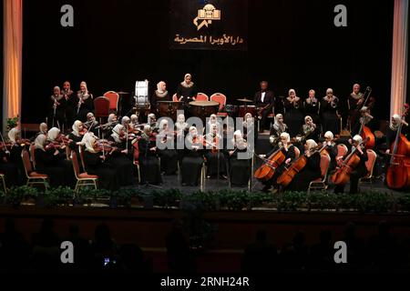 (161022) -- LE CAIRE, 22 octobre 2016 -- des musiciennes de l'Orchestre de chambre Al-Nour Wal Amal (lumière et espoir) se produisent à l'Opéra du Caire, en Égypte, le 21 octobre 2016. L Orchestre de chambre Al-Nour Wal Amal (lumière et espoir), composé de quelque 40 musiciennes malvoyantes et complètement aveugles, a joué vendredi dans la maison de musique la plus élite d Egypte. ) ÉGYPTE-CAIRE-AVEUGLES FEMMES-CHAMBRE ORCHESTRA-PERFORMANCE AhmedxGomaa PUBLICATIONxNOTxINxCHN le Caire OCT 22 2016 des musiciennes de l'Orchestre de Chambre Al Nour Wal Amal lumière et espoir se produisent À l'Opéra du Caire Egypte SUR OCT Banque D'Images