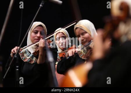 (161022) -- LE CAIRE, 22 octobre 2016 -- des musiciennes de l'Orchestre de chambre Al-Nour Wal Amal (lumière et espoir) se produisent à l'Opéra du Caire, en Égypte, le 21 octobre 2016. L Orchestre de chambre Al-Nour Wal Amal (lumière et espoir), composé de quelque 40 musiciennes malvoyantes et complètement aveugles, a joué vendredi dans la maison de musique la plus élite d Egypte. ) ÉGYPTE-CAIRE-AVEUGLES FEMMES-CHAMBRE ORCHESTRA-PERFORMANCE AhmedxGomaa PUBLICATIONxNOTxINxCHN le Caire OCT 22 2016 des musiciennes de l'Orchestre de Chambre Al Nour Wal Amal lumière et espoir se produisent À l'Opéra du Caire Egypte SUR OCT Banque D'Images