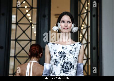 (161025) -- ATHÈNES, 25 octobre 2016 -- des mannequins présentent des créations de la créatrice grecque Vassilis Zoulias lors de la semaine Xclusive des designers d'Athènes au hall d'exposition Zappeion le 22 octobre 2016. L'événement a célébré son 10e anniversaire en Grèce. ) (Zxj) GREECE-ATHENS-FASHION LefterisxPartsalis PUBLICATIONxNOTxINxCHN Athènes OCT 25 2016 modèles présents créations de designers grecs Vassilis Zoulias lors de la semaine Xclusive des designers d'Athènes AU Zappeion Exhibition Hall LE 22 2016 octobre l'événement a célébré son 10e anniversaire en Grèce Athènes Fashion LefterisxPartsalis PUBLICATIONxNOTxINxCHN Banque D'Images
