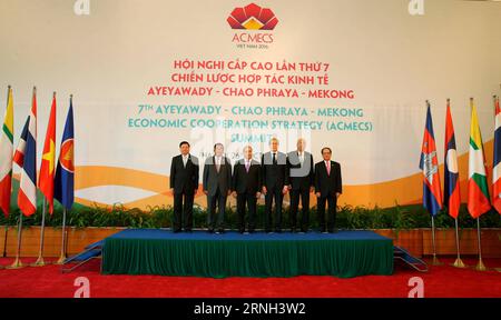 (161026) -- HANOI, 26 octobre 2016 -- (de gauche à droite) le Premier ministre lao Thongloun Sisoulith, le Premier ministre cambodgien Samdech Techo Hun Sèn, le Premier ministre vietnamien Nguyen Xuan Phuc, le Vice-Premier ministre thaïlandais Somkid Jatusripitak, le président du Myanmar U Htin Kyaw et le secrétaire général de l'Association des nations de l'Asie du Sud-est (ASEAN) le Luong Minh posent pour des photos de groupe avant le 7e sommet de coopération économique Ayeyawady-Chao Phraya-Mékong (ACMECS 7) à Hanoi, Vietnam, le 26 octobre 2016. L’ACMECS 7 et le 8e Sommet Cambodge-Laos-Myanmar-Vietnam (CLMV 8) se sont ouverts au Vietnam c Banque D'Images