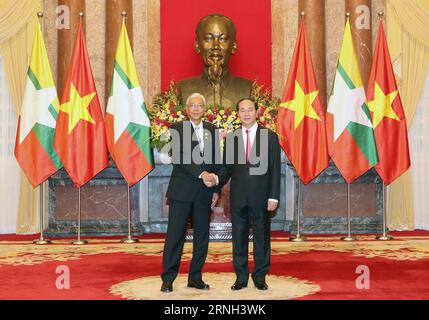 (161026) -- HANOI, 26 octobre 2016 -- le président vietnamien Tran Dai Quang (à droite) serre la main du président du Myanmar U Htin Kyaw en visite à Hanoi, Vietnam, le 26 octobre 2016.) (Zjy) VIETNAM-HANOI-MYANMAR-PRESIDENT-VISIT VNA PUBLICATIONxNOTxINxCHN Hanoi OCT 26 2016 le président vietnamien Tran Dai Quang r serre la main avec une visite du président du Myanmar U Htin Kyaw à Hanoi Vietnam OCT 26 2016 zjy Vietnam Hanoi le président du Myanmar Visit VNA PUBLICATIONxNOTxINxCHN Banque D'Images