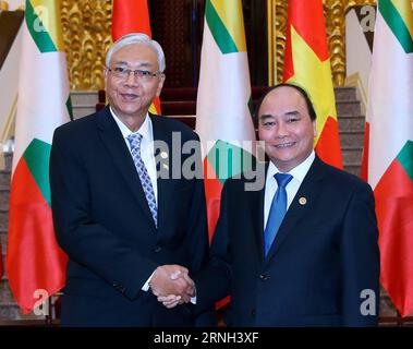(161026) -- HANOI, le 26 octobre 2016 -- le Premier ministre vietnamien Nguyen Xuan Phuc (à droite) serre la main du président du Myanmar U Htin Kyaw en visite à Hanoi, Vietnam, le 26 octobre 2016.) (Zjy) VIETNAM-HANOI-MYANMAR-PRESIDENT-VISIT VNA PUBLICATIONxNOTxINxCHN Hanoi OCT 26 2016 Vietnam S Premier ministres Nguyen Xuan Phuc r serre la main du Président du Myanmar U Htin Kyaw à Hanoi Vietnam OCT 26 2016 zjy Vietnam Hanoi Président du Myanmar Visit VNA PUBLICATIONxNOTxINxCHN Banque D'Images
