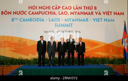(161026) -- HANOI, 26 octobre 2016 -- (de gauche à droite) le Premier ministre lao Thongloun Sisoulith, le Premier ministre cambodgien Samdech Techo Hun Sen, le Premier ministre vietnamien Nguyen Xuan Phuc, le président du Myanmar U Htin Kyaw et le secrétaire général de l'Association des nations de l'Asie du Sud-est (ASEAN) le Luong Minh posent pour des photos de groupe avant le 8e sommet Cambodge-Laos-Myanmar-Vietnam (CLMV 8) à Hanoi, Vietnam, le 26 octobre 2016. Le 7e Sommet de coopération économique Ayeyawady-Chao Phraya-Mékong (ACMECS 7) et le CLMV 8 se sont ouverts mercredi dans la capitale vietnamienne. ) (ZHF) VIETNAM-HANOI-CLMV 8 VNA PUB Banque D'Images