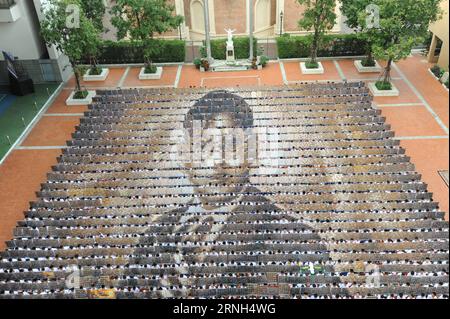 Au total, 1 250 étudiants exposent des portraits en mosaïque du roi thaïlandais Bhumibol Adulyadej en retournant des tableaux à l'Assomption College de Bangkok, Thaïlande, le 28 octobre 2016. ) (gl) THAILAND-BANGKOK-LATE KING-MOSAIC PORTRAIT RachenxSageamsak PUBLICATIONxNOTxINxCHN un total de 1 250 étudiants affiche des portraits en mosaïque du dernier roi thaïlandais Bhumibol Adulyadej en retournant des tableaux AU Collège Assomption à Bangkok Thai Country OCT 28 2016 GL Thai Country Bangkok Portrait en mosaïque du roi tardif RachenxSageamsak PUBLICATXNON Banque D'Images