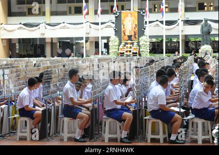 Les étudiants se préparent à exposer un portrait en mosaïque du roi thaïlandais Bhumibol Adulyadej en retournant des planches au Collège Assomption à Bangkok, Thaïlande, le 28 octobre 2016.) (gl) THAILAND-BANGKOK-LATE KING-MOSAIC PORTRAIT RachenxSageamsak PUBLICATIONxNOTxINxCHN les étudiants se préparent à exposer un portrait en mosaïque du défunt roi thaïlandais Bhumibol Adulyadej en retournant des planches AU Collège Assomption à Bangkok Thai Country OCT 28 2016 GL Thai Country Bangkok Portrait en mosaïque du défunt roi RachenxSageamsak PUBLICATXNONTXNON Banque D'Images