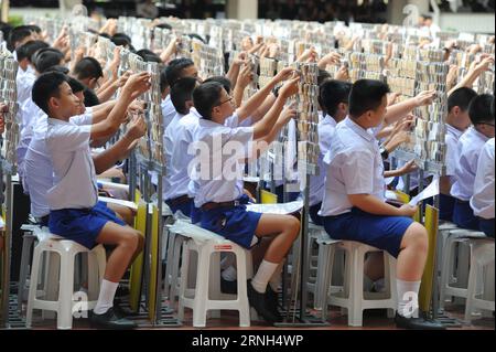 Les étudiants se préparent à exposer un portrait en mosaïque du roi thaïlandais Bhumibol Adulyadej en retournant des planches au Collège Assomption à Bangkok, Thaïlande, le 28 octobre 2016.) (gl) THAILAND-BANGKOK-LATE KING-MOSAIC PORTRAIT RachenxSageamsak PUBLICATIONxNOTxINxCHN les étudiants se préparent à exposer un portrait en mosaïque du défunt roi thaïlandais Bhumibol Adulyadej en retournant des planches AU Collège Assomption à Bangkok Thai Country OCT 28 2016 GL Thai Country Bangkok Portrait en mosaïque du défunt roi RachenxSageamsak PUBLICATXNONTXNON Banque D'Images