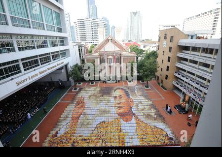 Au total, 1 250 étudiants exposent des portraits en mosaïque du roi thaïlandais Bhumibol Adulyadej en retournant des tableaux à l'Assomption College de Bangkok, Thaïlande, le 28 octobre 2016. ) (gl) THAILAND-BANGKOK-LATE KING-MOSAIC PORTRAIT RachenxSageamsak PUBLICATIONxNOTxINxCHN un total de 1 250 étudiants affiche des portraits en mosaïque du dernier roi thaïlandais Bhumibol Adulyadej en retournant des tableaux AU Collège Assomption à Bangkok Thai Country OCT 28 2016 GL Thai Country Bangkok Portrait en mosaïque du roi tardif RachenxSageamsak PUBLICATXNON Banque D'Images