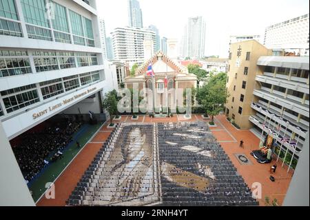 Au total, 1 250 étudiants exposent des portraits en mosaïque du roi thaïlandais Bhumibol Adulyadej en retournant des tableaux à l'Assomption College de Bangkok, Thaïlande, le 28 octobre 2016. ) (gl) THAILAND-BANGKOK-LATE KING-MOSAIC PORTRAIT RachenxSageamsak PUBLICATIONxNOTxINxCHN un total de 1 250 étudiants affiche des portraits en mosaïque du dernier roi thaïlandais Bhumibol Adulyadej en retournant des tableaux AU Collège Assomption à Bangkok Thai Country OCT 28 2016 GL Thai Country Bangkok Portrait en mosaïque du roi tardif RachenxSageamsak PUBLICATXNON Banque D'Images